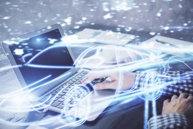 İş adamının arka planda bilgisayar üzerinde çalıştığı otomobil temalı çizim. Otomatik pilot taksi kavramı. Çoklu pozlama.