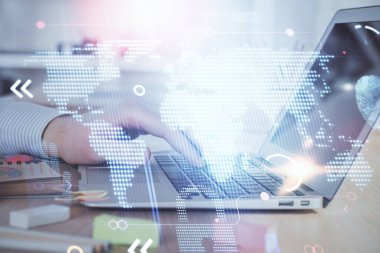 Arka planda bilgisayarla çalışan bir adamla dünya haritası hologramına çoklu maruz kalma. Dünya çapında ağ kavramı.