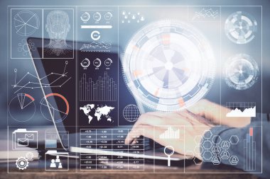 Teknoloji temalı dizüstü bilgisayarda çalışan bir adam. Büyük veri kavramı. Çift pozlama.