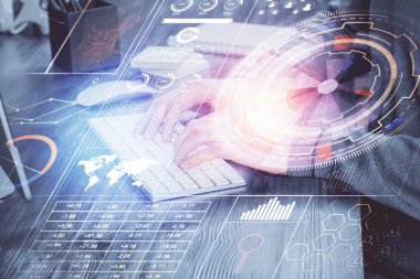 Teknoloji temalı çizimlerle çalışan bir adam. Büyük veri kavramı. Çoklu pozlama.