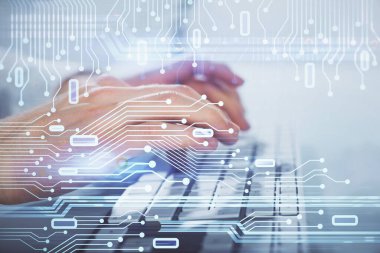 Bilgisayar geçmişi üzerinde çalışan bir adamla çok sayıda teknolojik çizime maruz kalmış. Yenilik kavramı.