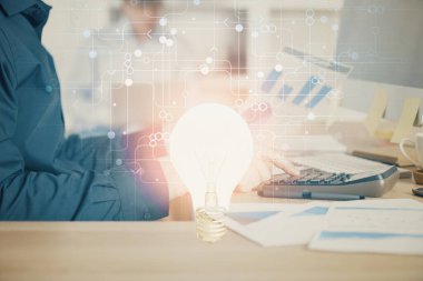 Arkaplanda bilgisayar üzerinde çalışan iş adamıyla birlikte büyüyen oklar. Başarı konsepti. Çift pozlama.