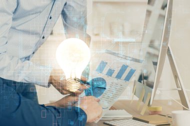 Arkaplanda bilgisayar üzerinde çalışan iş adamıyla birlikte büyüyen oklar. Başarı konsepti. Çift pozlama.