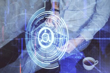 Veri temalı hologramın arka planda bilgisayar üzerinde çalışan bir adamla çoklu pozlandırılması. Yenilik kavramı.