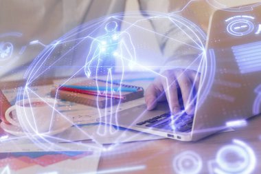 Bilim hologramı, arka planda bilgisayarla çalışan bir adam. Öğrenim anlayışı. Çift pozlama.