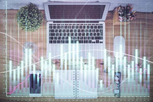 Multi exposure van financiële grafiek tekening over tafel achtergrond met computer. Concept van onderzoek. Bovenaanzicht. — Stockfoto