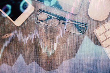 Forx grafik hologramının telefonlu masaüstü üzerinde çoklu pozlandırılması. Üst Manzara. Mobil ticaret platformu kavramı.