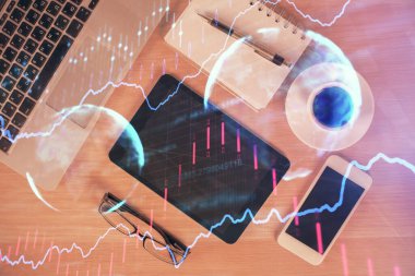 Finansal grafik hologramına telefonla çifte maruz kalma. Üst Manzara. Mobil ticaret platformu kavramı.