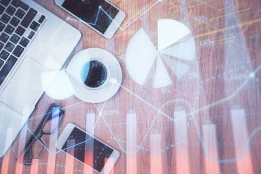 Masaüstü üzerinde telefonla finansal haritaya çoklu maruz kalma. Üst Manzara. Mobil ticaret platformu kavramı.