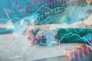 Ön x çizelgesinin arka plan notları alan insanların üzerini çizerken çift pozlama. Mali analiz kavramı