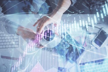 Birlikte çalışan kadın ve erkeğin çifte pozu ve finansal grafik hologramı çizimi. Pazar analizi konsepti. Bilgisayar arkaplanı. Üst Görünüm.