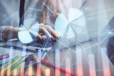 Bilgisayarda ve finansal grafik hologramında kadın eli yazarken çift pozlama. Borsa analizi kavramı.
