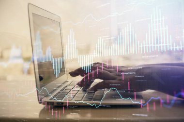 Bilgisayarda ve ön x grafik hologram çiziminde kadın eli yazarken çift pozlama. Borsa yatırım kavramı.