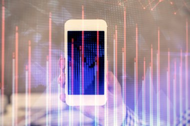 Erkeklerin el ele tutuşup dijital bir cihaz ve ön grafik çizimi kullanırken çift pozlama. Finansal piyasa kavramı.