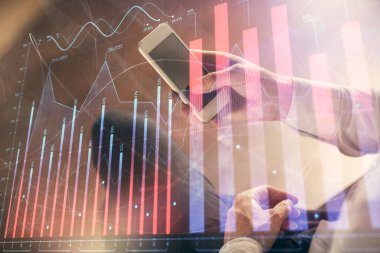 Erkeklerin el ele tutuşup dijital bir cihaz ve ön grafik çizimi kullanırken çift pozlama. Finansal piyasa kavramı.