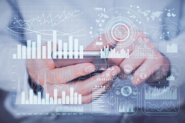 Erkeklerin el ele tutuşup dijital bir cihaz ve ön grafik çizimi kullanırken çift pozlama. Finansal piyasa kavramı.