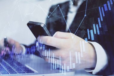 Erkeklerin el ele tutuşup dijital telefon ve forx grafik çizimleri kullanırken birden fazla pozlama. Finansal piyasa kavramı.