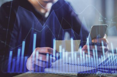 Bir adamın elini tutarken ve bir telefon ve finansal grafik çizimi kullanırken çift pozlama. Analiz kavramı.