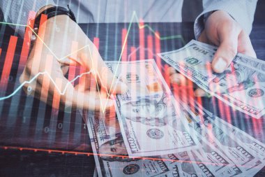 Finansal grafiğe çoklu pozlama hologram, Amerikan dolarları ve insan eli. Analiz kavramı.