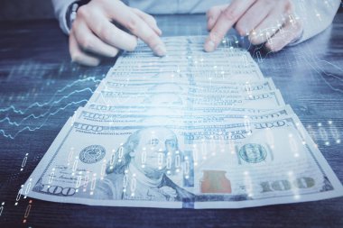 Forx grafiği, hologram, Amerikan dolarları ve insan eli çizimleri. Teknik Analiz kavramı.
