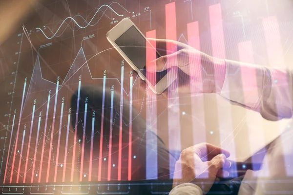 Dubbel exponering av män händer som håller och använder en digital enhet och forex diagram ritning. Begreppet finansmarknad. — Stockfoto