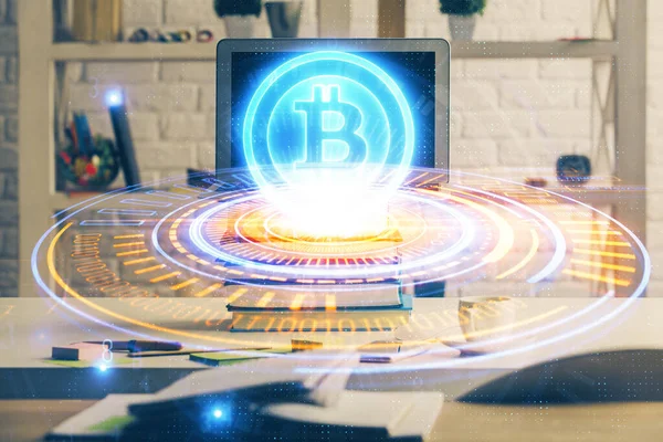 Engelleme zincirine ve kripto ekonomi temalı holograma ve bilgisayar arkaplanlı masaya çoklu maruz kalma. Bitcoin kripto para kavramı. — Stok fotoğraf