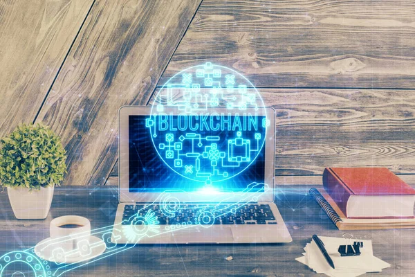 Doppia esposizione di ologramma tema blockchain e tavolo con sfondo del computer. Concetto di Bitcoin valuta crypto. — Foto Stock