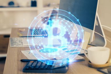 Blockchain temalı holograma ve bilgisayar arkaplanlı masaya çift pozlama. Bitcoin şifreleme para birimi kavramı.