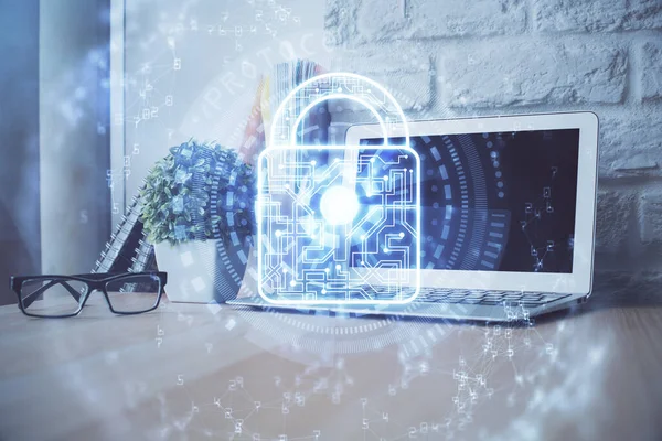 Doppelbelichtung des Desktops mit Computer- und Lock-Symbol-Hologramm. Konzept der Datensicherheit. — Stockfoto