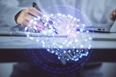 Arka plana beyin hologramıyla el yazısı yazan kadınların çoklu pozları. Beyin fırtınası kavramı.