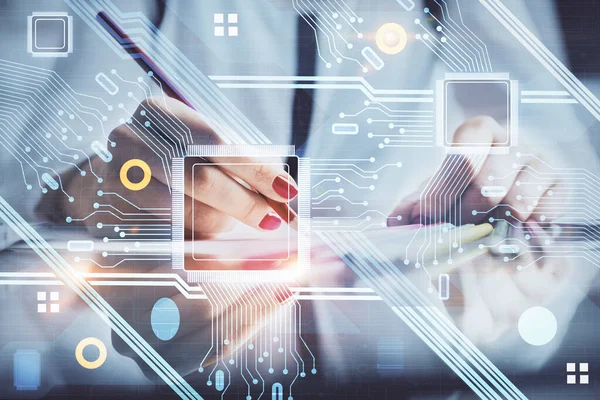 Veri teknolojisi hud 'u ile arka plana el yazıları yazan kadınların çifte pozu. Büyük veri kavramı.