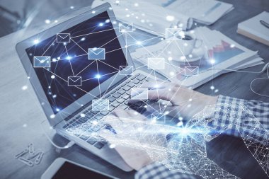Arkaplanda bilgisayar üzerinde çalışan bir iş adamıyla zarf hologramı çizimi. Elektronik posta konsepti. Çift pozlama.