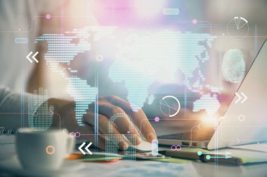 Arka planda bilgisayarla çalışan bir adamla dünya haritası hologramına çoklu maruz kalma. Dünya çapında ağ kavramı.