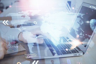 Arka planda bilgisayarla çalışan bir adamla dünya haritası hologramına çoklu maruz kalma. Dünya çapında ağ kavramı.