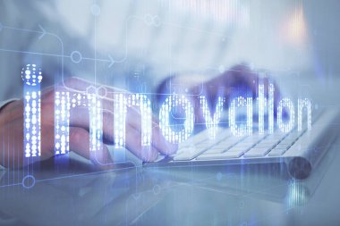 Bilgisayar geçmişi üzerinde çalışan bir adamla çok sayıda teknolojik çizime maruz kalmış. Yenilik kavramı.