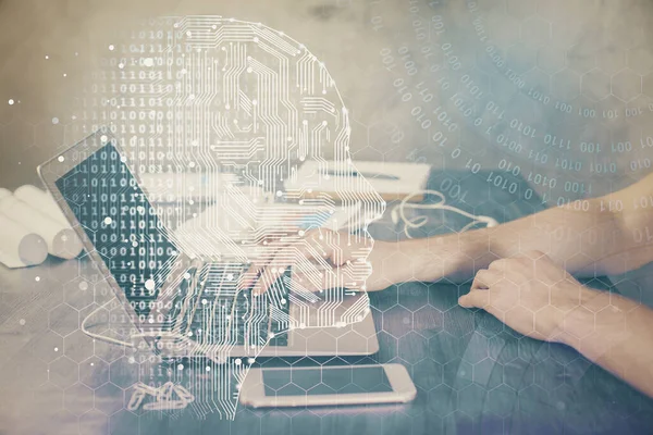 Homem digitando no fundo do teclado com holograma cerebral. Conceito de big Data. — Fotografia de Stock