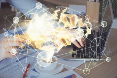 Beyin temalı hologramı olan bilgisayar geçmişi olan bir iş adamı. Beyin fırtınası kavramı. Çoklu pozlama.