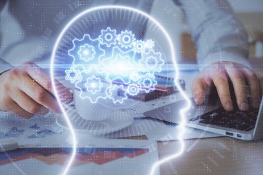 Beyin temalı hologramı olan bilgisayar geçmişi olan bir iş adamı. Beyin fırtınası kavramı. Çoklu pozlama.