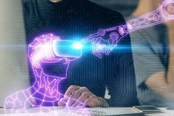 AR-Hologramm mit einem Mann, der am Computer im Hintergrund arbeitet. Augmented Reality Konzept. Doppelbelastung. — Stockfoto