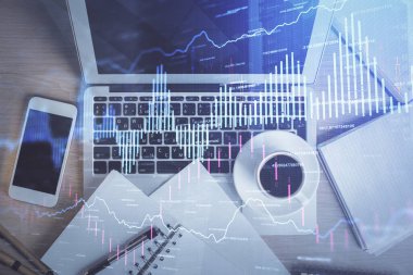 Borsa tablosu ve masa arkasındaki en iyi görüntü bilgisayarı. Çifte maruziyet. Mali analiz kavramı.