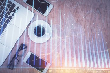 Masaüstü üzerinde telefonla finansal haritaya çoklu maruz kalma. Üst Manzara. Mobil ticaret platformu kavramı.