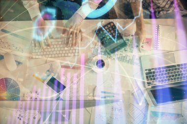Birlikte çalışan kadın ve erkeğin çifte pozu ve finansal grafik hologramı çizimi. Pazar analizi konsepti. Bilgisayar arkaplanı. Üst Görünüm.