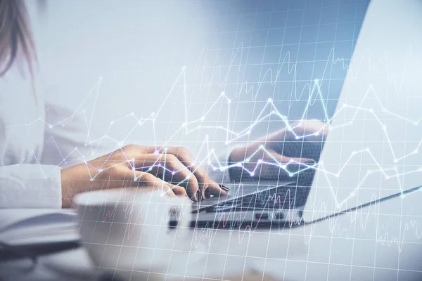 Dubbel exponering av kvinnliga händer som arbetar på dator och forex graf hologram ritning. Begreppet finansiell analys. — Stockfoto