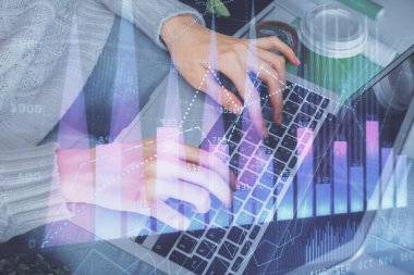 Bilgisayarda ve ön x grafik hologram çiziminde kadın eli yazarken çift pozlama. Borsa yatırım kavramı.