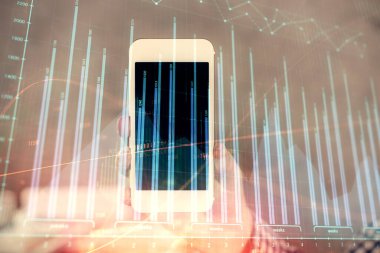 Erkeklerin el ele tutuşup dijital bir cihaz ve ön grafik çizimi kullanırken çift pozlama. Finansal piyasa kavramı.