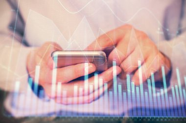 Erkeklerin el ele tutuşup dijital telefon ve forx grafik çizimleri kullanırken birden fazla pozlama. Finansal piyasa kavramı.