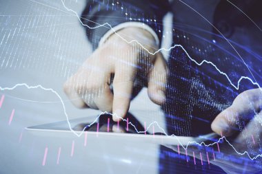 Bir adamın el ele tutuşup, telefon ve finansal çizim kullanırken birden fazla pozlama. Pazar analizi kavramı.