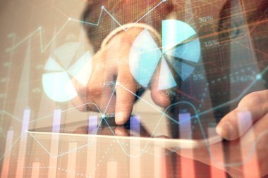 Bir adamın el ele tutuşup, telefon ve finansal çizim kullanırken birden fazla pozlama. Pazar analizi kavramı.