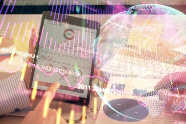 Bir adamın el ele tutuşup, telefon ve finansal çizim kullanırken birden fazla pozlama. Pazar analizi kavramı.