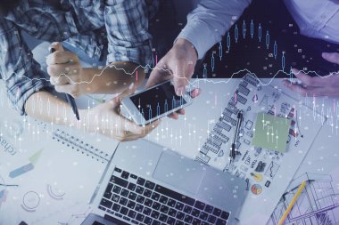 Önx grafik çizimine çifte maruz kalma ve kadın ve erkeğin birlikte çalışarak mobil bir cihaz kullanması. Ticaret konsepti.